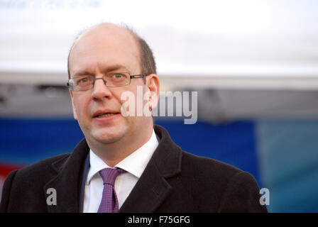 London, UK, 25. November 2015, Mark Reckless trifft die Presse. Politiker versammelten sich am College Green, die Medien und Kommentar auf George Osborne Haushalt Jahresabrechnung erfüllen. Bildnachweis: JOHNNY ARMSTEAD/Alamy Live-Nachrichten Stockfoto