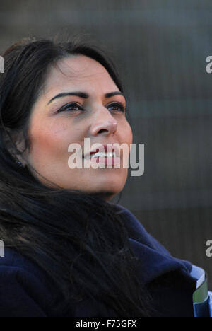 London, UK, 25. November 2015, Priti Patel erfüllt die Presse. Politiker versammelten sich am College Green, die Medien und Kommentar auf George Osborne Haushalt Jahresabrechnung erfüllen. Bildnachweis: JOHNNY ARMSTEAD/Alamy Live-Nachrichten Stockfoto