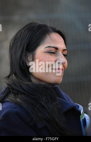 London, UK, 25. November 2015, Priti Patel erfüllt die Presse. Politiker versammelten sich am College Green, die Medien und Kommentar auf George Osborne Haushalt Jahresabrechnung erfüllen. Bildnachweis: JOHNNY ARMSTEAD/Alamy Live-Nachrichten Stockfoto