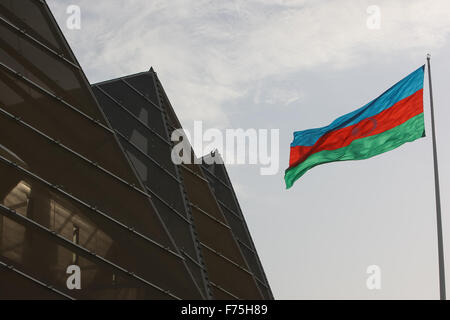 Einen Überblick über die Außenseite des Crystal Hall, mit der Flagge des Platzes der Staatsflagge im Hintergrund. Baku2015. 1. Europäische Spiele. Baku. Aserbaidschan. 17.06.2015. Stockfoto