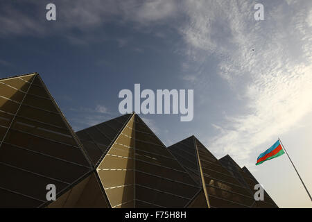 Einen Überblick über die Außenseite des Crystal Hall, mit der Flagge des Platzes der Staatsflagge im Hintergrund. Baku2015. 1. Europäische Spiele. Baku. Aserbaidschan. 17.06.2015. Stockfoto