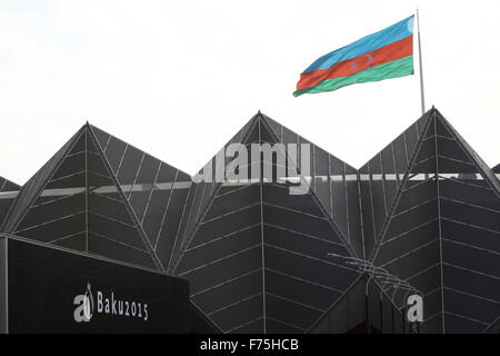 Einen Überblick über die Außenseite des Crystal Hall, mit der Flagge des Platzes der Staatsflagge im Hintergrund. Baku2015. 1. Europäische Spiele. Baku. Aserbaidschan. 17.06.2015. Stockfoto