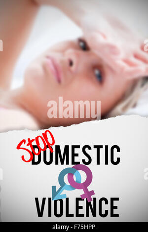 Zusammengesetztes Bild der kranke Frau auf einem Bett liegend Stockfoto