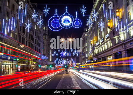 LONDON, UK - 24. November 2015: Die schönen Weihnachtslichter beleuchten den Strand im Zentrum von London, am 24. November 2015 Stockfoto