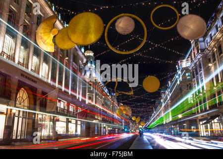 LONDON, UK - 24. November 2015: Die beeindruckende Weihnachtsbeleuchtung in der Regent Street in London, am 24. November 2015. Stockfoto