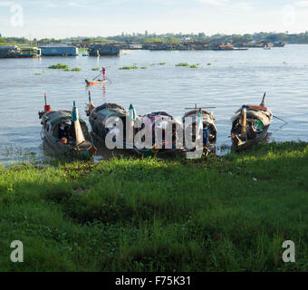 Chau Doc, Mekong-Delta, Vietnam: Kleine Boote am Ufer des Mekong-Flusses. Stockfoto