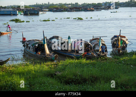 Chau Doc, Mekong-Delta, Vietnam: Kleine Boote am Ufer des Mekong-Flusses. Stockfoto