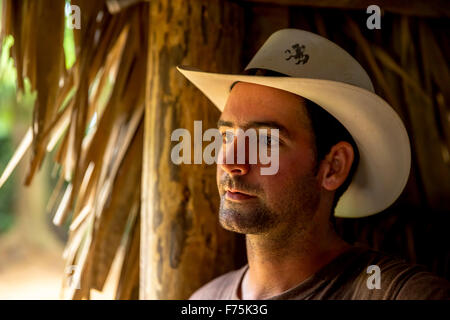 Tabakbauern, Tabakbauern Luis Alvares Manne Rodrigues auf seinem Hof Tabak in Vinales, Kuba, Pinar del Río, Vinales, Kuba Stockfoto