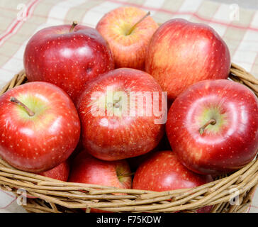 Mehrere rote Äpfel in einem Korb Korbwaren Stockfoto