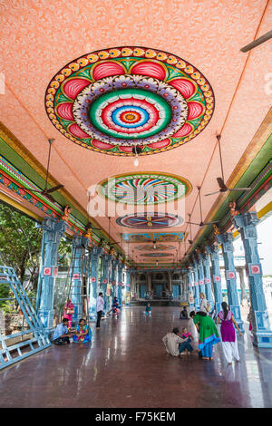 Kreuzgang mit bunten Decke, Kapaleeswarar Tempel, ein Hindu-Tempel von Shiva befindet sich in Mylapore, Chennai, Tamil Nadu Stockfoto