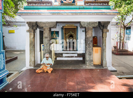 Sadhu heiliger Mann sitzt vor einem Heiligtum in Kapaleeswarar Tempel, ein Hindu-Tempel von Shiva befindet sich in Mylapore, Chennai, Tamil Nadu, Südindien Stockfoto
