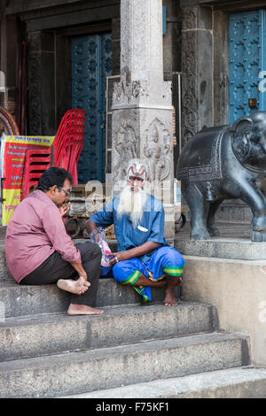 Sadhu heiliger Mann mit langen, weißen Bart und bemaltem Gesicht Kapaleeswarar Tempel, ein Hindu Shiva-Tempel in Mylapore, Chennai, Tamil Nadu, Südindien Stockfoto