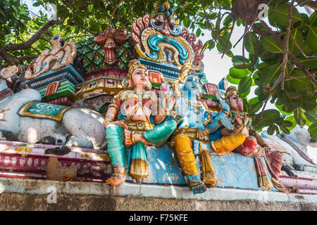 Typischen bunten Statuen von Hindu-Götter, Kapaleeswarar Tempel befindet sich ein Hindu Tempel Shiva in Mylapore, Chennai, Tamil Nadu, Südindien Stockfoto