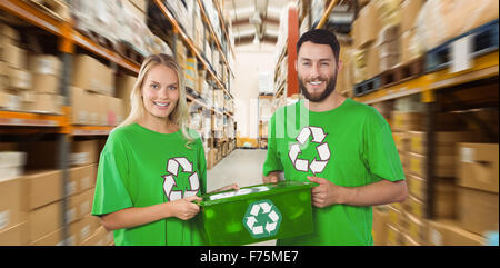 Zusammengesetztes Bild Porträt des Lächelns freiwillige tragen recycling container Stockfoto