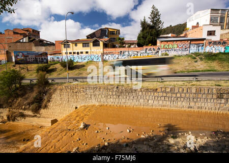 Ein Fluss voller Wasser verunreinigt durch meine Abwasser in La Paz, Bolivien. La Paz wird wahrscheinlich die erste Hauptstadt in der Welt sein, die wegen Mangel an Wasser weitgehend aufgegeben werden müssen. Es stützt sich auf Glazial-Schmelzwasser aus den umliegenden Gipfeln der Anden, aber wie der Klimawandel bewirkt, die Gletscher dass schmelzen, es läuft schnell Wassermangel. Stockfoto