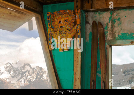 Eine alten Ski Club-Hütte auf den Gipfel des Chacaltaya (5, 395m), Blick in Richtung Illimani. Bis 2009 hatte Chacaltaya ein Gletschers, das Welten höchsten Skilift an über 17.000 Fuß unterstützt. Der Gletscher verschwand schließlich vollständig im Jahr 2009. La Paz wird wahrscheinlich die erste Hauptstadt in der Welt sein, die wegen Mangel an Wasser weitgehend aufgegeben werden müssen. Es stützt sich auf Glazial-Schmelzwasser aus den umliegenden Gipfeln der Anden, aber wie der Klimawandel bewirkt, die Gletscher dass schmelzen, es läuft schnell Wassermangel. Stockfoto