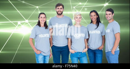 Zusammengesetztes Bild freiwillige Freunde lächelnd in die Kamera Stockfoto