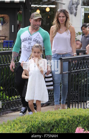 UFC Kommentator Joe Rogan unterwegs in Beverly Hills mit seiner Familie Featuring: Joe Rogan, Jessica Rogan Where: Beverly Hills, Kalifornien, USA bei: 25. Oktober 2015 Stockfoto