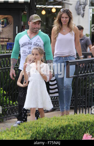 UFC Kommentator Joe Rogan unterwegs in Beverly Hills mit seiner Familie Featuring: Joe Rogan, Jessica Rogan Where: Beverly Hills, Kalifornien, USA bei: 25. Oktober 2015 Stockfoto