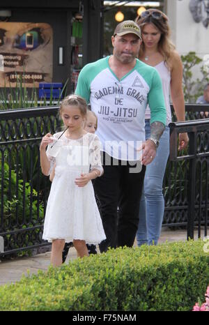 UFC Kommentator Joe Rogan unterwegs in Beverly Hills mit seiner Familie Featuring: Joe Rogan, Jessica Rogan Where: Beverly Hills, Kalifornien, USA bei: 25. Oktober 2015 Stockfoto