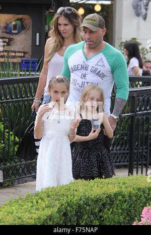 UFC Kommentator Joe Rogan unterwegs in Beverly Hills mit seiner Familie Featuring: Joe Rogan, Jessica Rogan Where: Beverly Hills, Kalifornien, USA bei: 25. Oktober 2015 Stockfoto