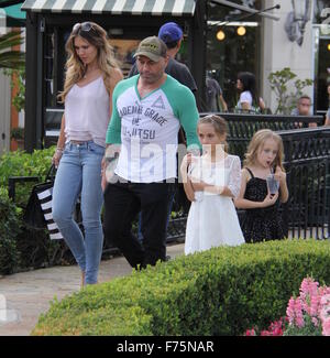 UFC Kommentator Joe Rogan unterwegs in Beverly Hills mit seiner Familie Featuring: Joe Rogan, Jessica Rogan Where: Beverly Hills, Kalifornien, USA bei: 25. Oktober 2015 Stockfoto