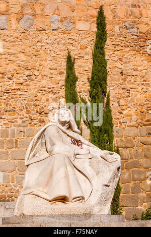 Weiße Saint Teresa Statue Wände Schloss Avila Kastilien Spanien.  Avila, als die Stadt aus dem 16. Jahrhundert in Spanien beschrieben. Stockfoto
