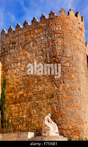 Weiße Saint Teresa Statue Wände Schloss Avila Kastilien Spanien.  Avila, als die Stadt aus dem 16. Jahrhundert in Spanien beschrieben. Stockfoto