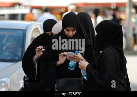 Türkei Istanbul, arabische Touristen, verschleierte muslimische Frauen mit Smartphone Stockfoto