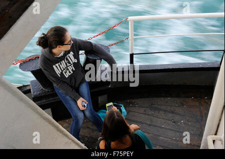 Türkei Istanbul, Bosporus Fähre, junge Frauen mit Smartphone Stockfoto