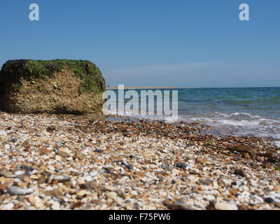 Die Überreste des 2. Weltkrieges Anti-Tank-Strand-Abwehr am Eastney Strand, Portsmouth, Hampshire, England Stockfoto