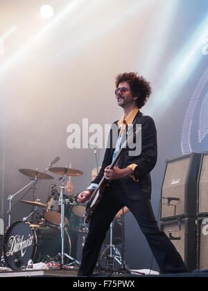 Frankie Poullain, Bass-Gitarrist mit The Darkness, führt auf der Bühne auf dem siegreichen Festival in Portsmouth, August 2015 Stockfoto