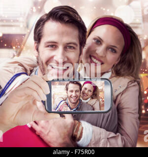 Zusammengesetztes Bild von Hand mit Smartphone anzeigen Stockfoto