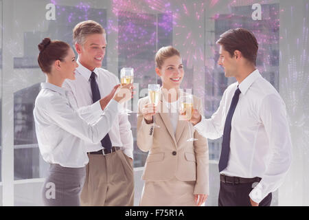 Zusammengesetztes Bild des Lächelns Team von Geschäftsleuten, die ihre Flöten Champagner Klirren Stockfoto