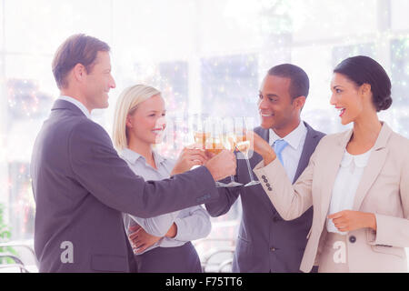 Zusammengesetztes Bild des Business-Team feiert mit Champagner und Toasten Stockfoto