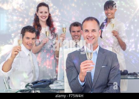 Zusammengesetztes Bild des erfolgreichen Kollegen Toasten mit Champagner Stockfoto