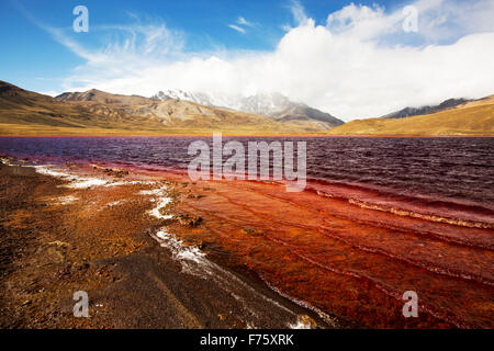 Laguna Miluni ist ein Stausee, gespeist von Glazial-Schmelzwasser aus den Anden Gipfel des Huayna Potosi in den bolivianischen Anden. Als Klima-ch Stockfoto