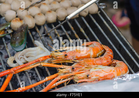 Gegrillte Garnelen, Tintenfisch auf flaming Grill, Meeresfrüchte bbq Stockfoto