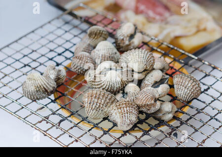 Nahaufnahme Meeresfrüchte Bbq, Herzmuscheln auf flaming grill Stockfoto