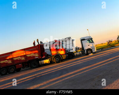 große Lastwagen am Abend unterwegs, Türkei Stockfoto