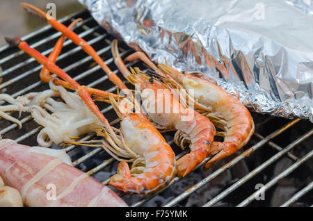 Gegrillte Garnelen, Tintenfisch auf flaming Grill, Meeresfrüchte bbq Stockfoto