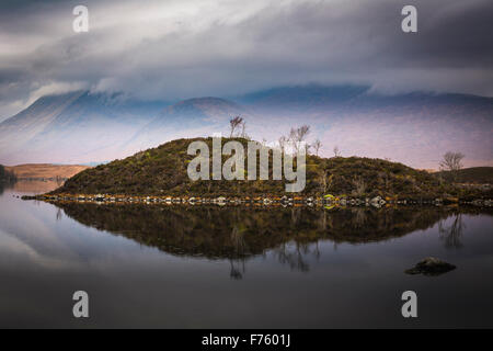 Herbst auf Rannoch Moor, man Na h-Achlaise und der schwarze Berg unter niedrigen Regenwolken, Highlands, Schottland Stockfoto