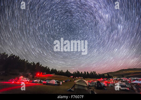 Die nördlichen Sternen Polaris und der nördliche Himmelspol in einem Verbund aus 400 Aufnahmen für ein Time-Lapse umdrehen und Stac Stockfoto