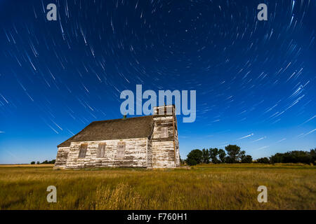 Zirkumpolare Sterne Wanderwege über die historischen aber leider vernachlässigten St. Antoniuskirche zwischen Bogen und Etzikom, Alberta. Die Stockfoto