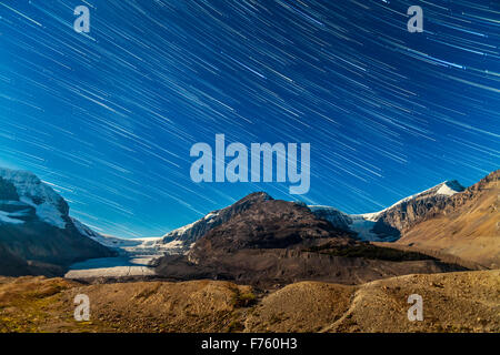 Die Sterne in den Westen über die Columbia Icefields und Athasbasca (links) und Stutfield (rechts) Gletscher und Snowdome p einstellen Stockfoto