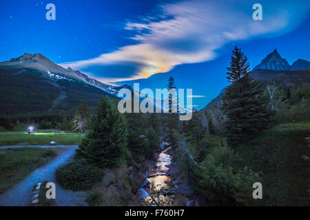 Ein Nightscape-Fotograf aus einem meiner Workshops, schießen im Mondschein am Red Rock Canyon in Waterton Lakes National Par Stockfoto