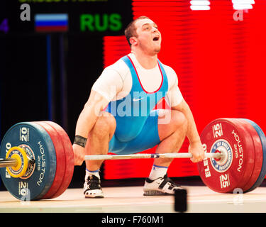 Houston, Texas, USA. 25. November 2015. Artem Okulov schnappt 168 Kilo in die Männer-185 Kilogramm-Klasse bei den Weltmeisterschaften der Weightlfting in Houston, Texas. Brent Clark/Alamy Live-Nachrichten Stockfoto