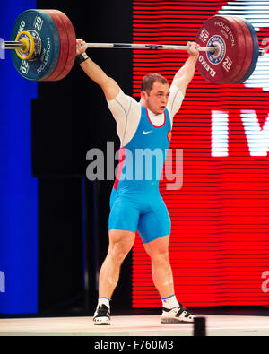 Houston, Texas, USA. 25. November 2015. Artem Okulov schnappt 168 Kilo in die Männer-185 Kilogramm-Klasse bei den Weltmeisterschaften der Weightlfting in Houston, Texas. Brent Clark/Alamy Live-Nachrichten Stockfoto