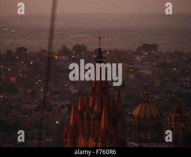 Blick auf die Parrocquia und die Stadt San Miguel de Allende, Mexiko Stockfoto