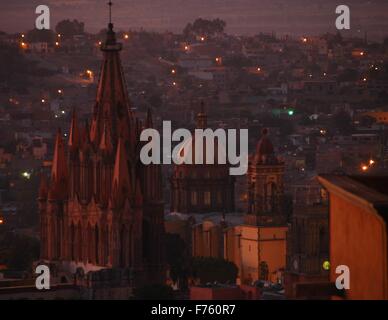 Blick auf die Parrocquia und die Stadt San Miguel de Allende, Mexiko Stockfoto